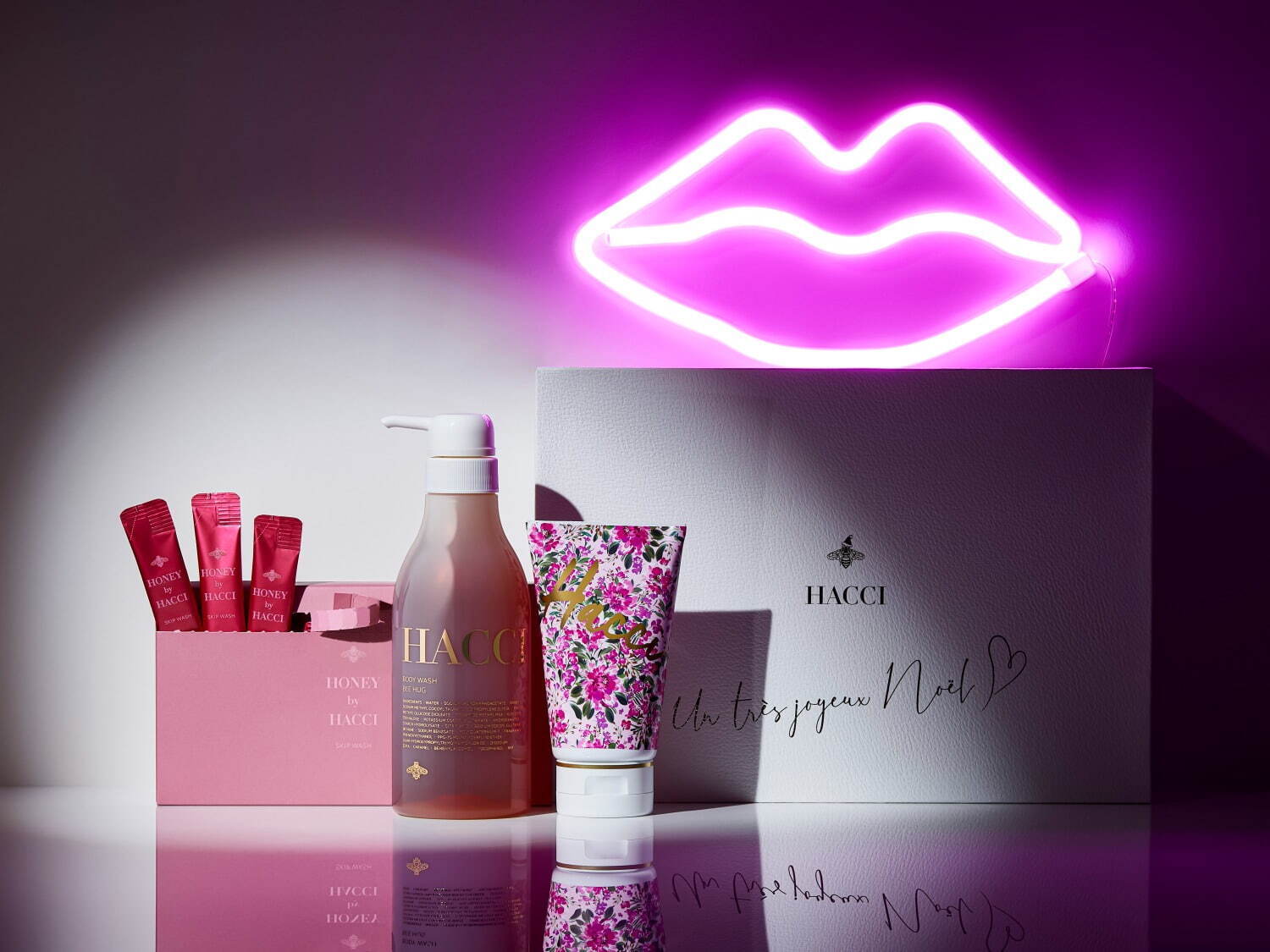 HACCIの22年クリスマスコフレ、“リップ型ネオンライト”付き