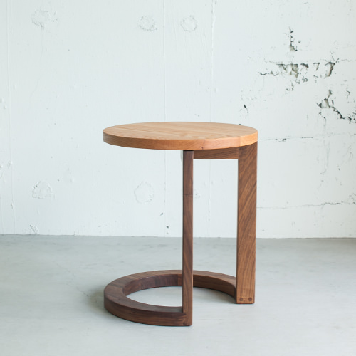 美しい円型の2種の無垢材を使用したWK30 サイドテーブル | その他