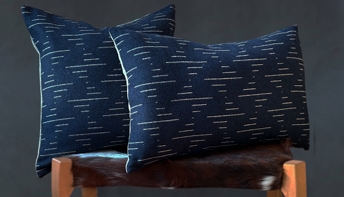 エレノア プリチャード Tuulevurr クッション ネイビー/サンド