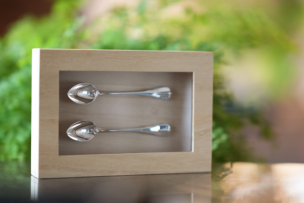 銀婚式の名入れ銀スプーンと飾っておけるディスプレイケースセット