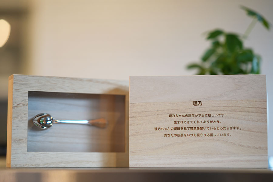 人気のディスプレイセットに桐箱刻印がセットになった名入れシルバー