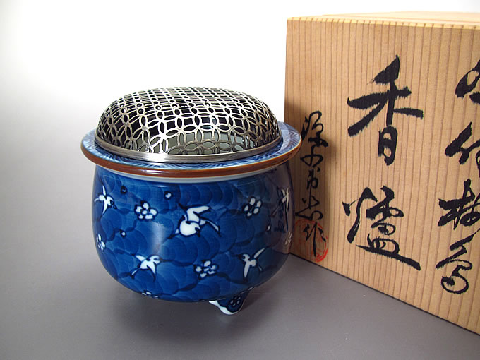 源右衛門の染付梅紋香炉（有田焼） | 東京世田谷の買取専門店くらしのくら