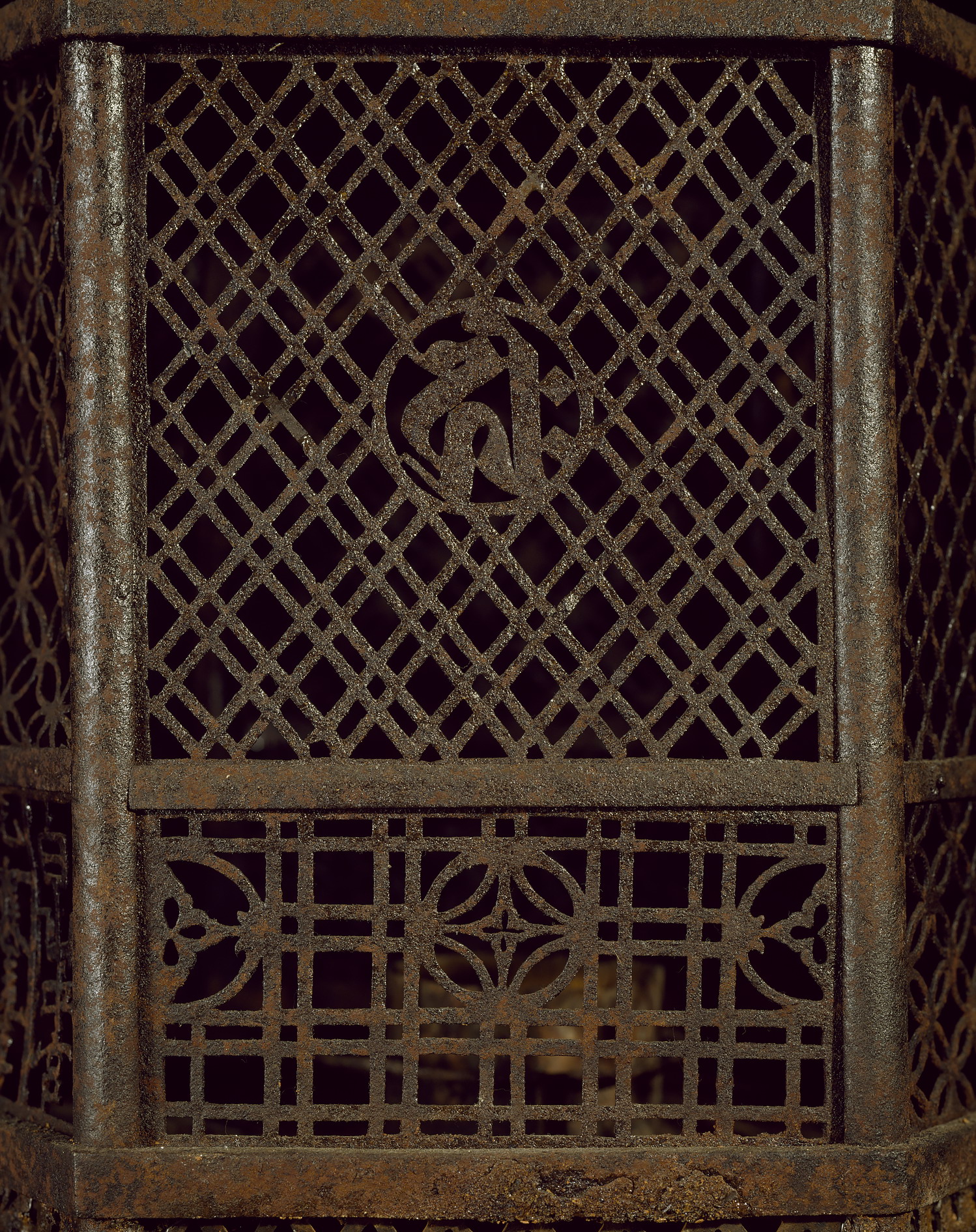 鉄製釣燈籠 - 名品紹介 - 京都国立博物館