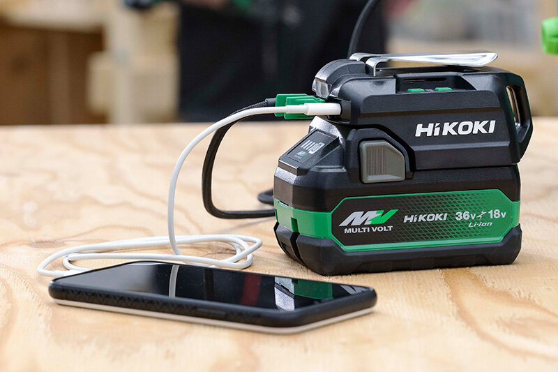 USB対応充電器 ：UC18DA