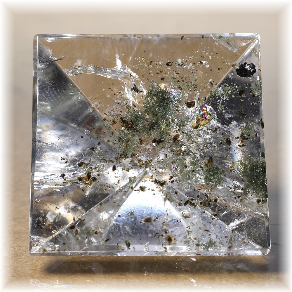 ガネッシュヒマール産]ヒマラヤ水晶ピラミッド（クローライト