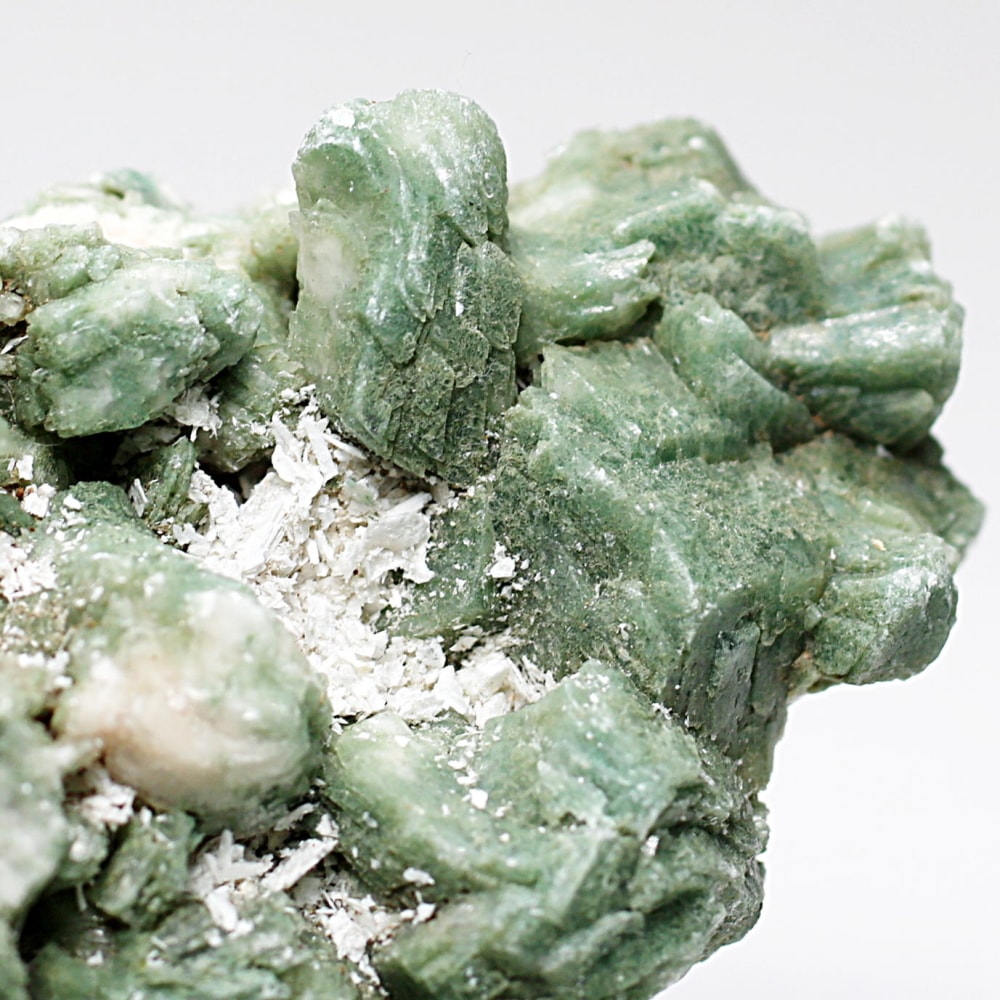 インド/プネー産]グリーンヒューランダイト共生スティルバイト原石