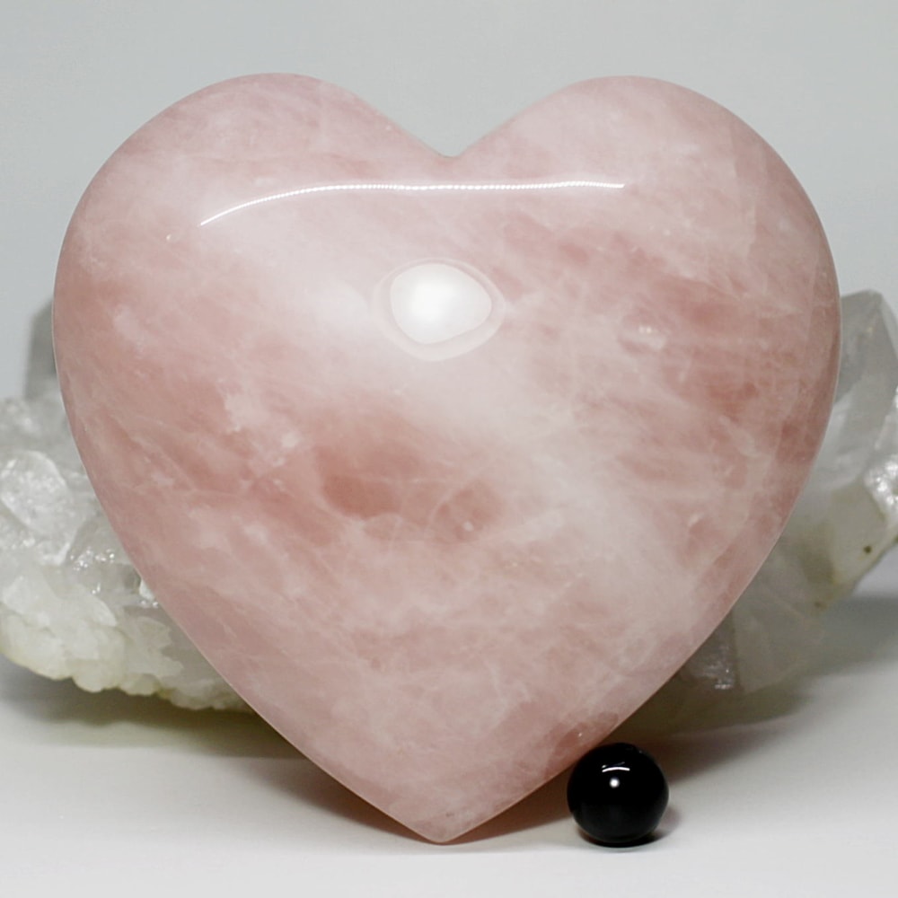 ブラジル産]ローズクォーツハート型磨き石（ハートシェイプオブジェ
