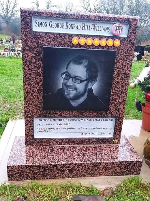 遊戯王」カードをモチーフとした墓石が海外で話題に―22歳で他界した