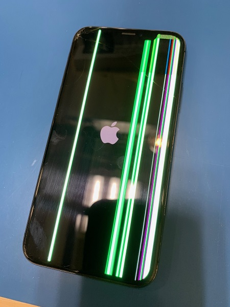 カラフルに光る縦線が出てきてもなおせる？？ | iPhone修理アイサポ