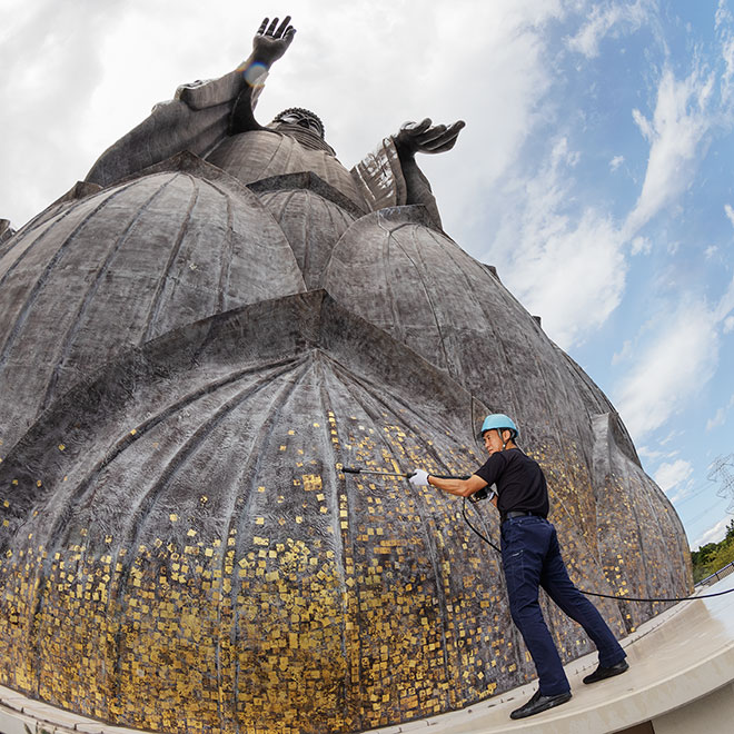 世界一の大仏様と、自分でなければ、できない清掃。 - 公益社団法人