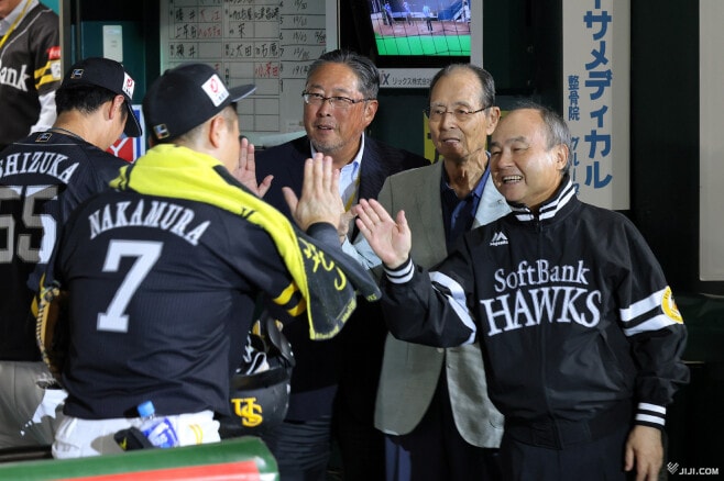 画像・写真：選手らを迎える王会長と孫オーナー：時事ドットコム