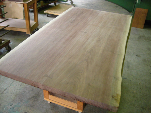 ウォールナットのテーブル(オイル仕上げ中）:千葉の注文家具 オーダー