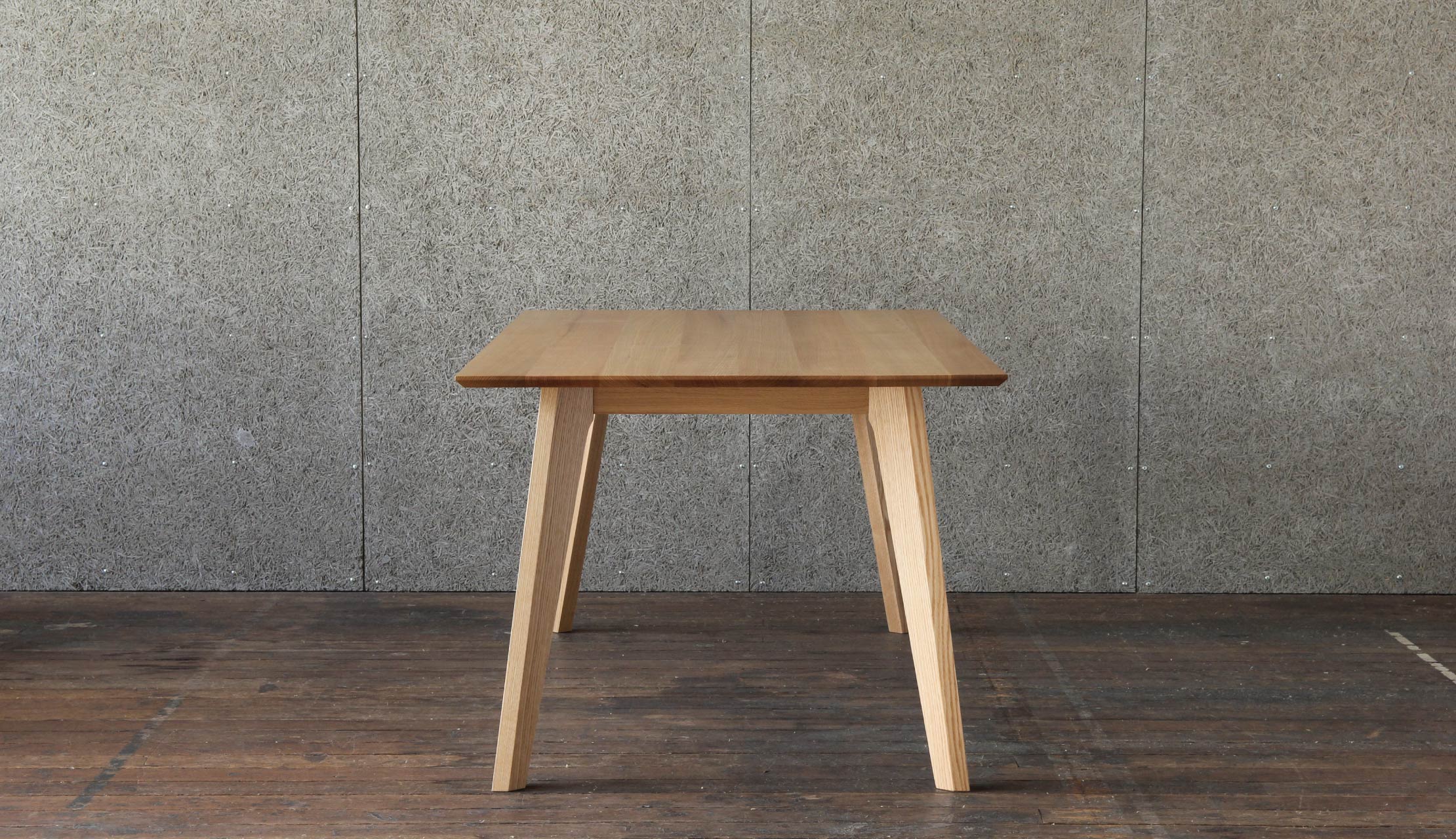 無垢材が際立つスッキリしたダイニングテーブル｜SOLID大阪