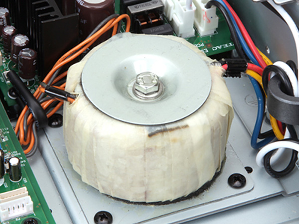 TEACの高品質ヘッドホンアンプの最新モデルHA-501-SPでございます！