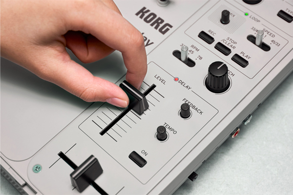 スピーカー内蔵！どこでも気軽に持ち運んでレコードを聴けるプレイヤー