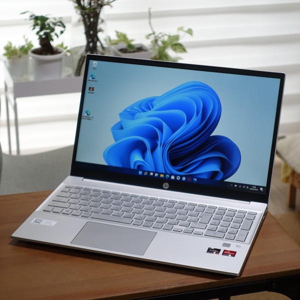 ほぼ新品］HP15.6 ノートPC Pavillion 15-eh2065AU ほぼ新品］HP15.6