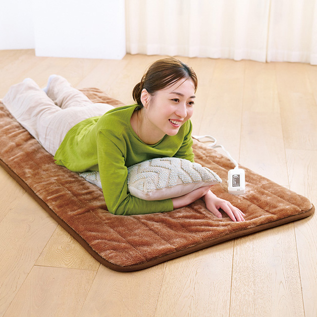 厚さ4cm。ふかふかで極上の手触りができる素材の電熱マット。