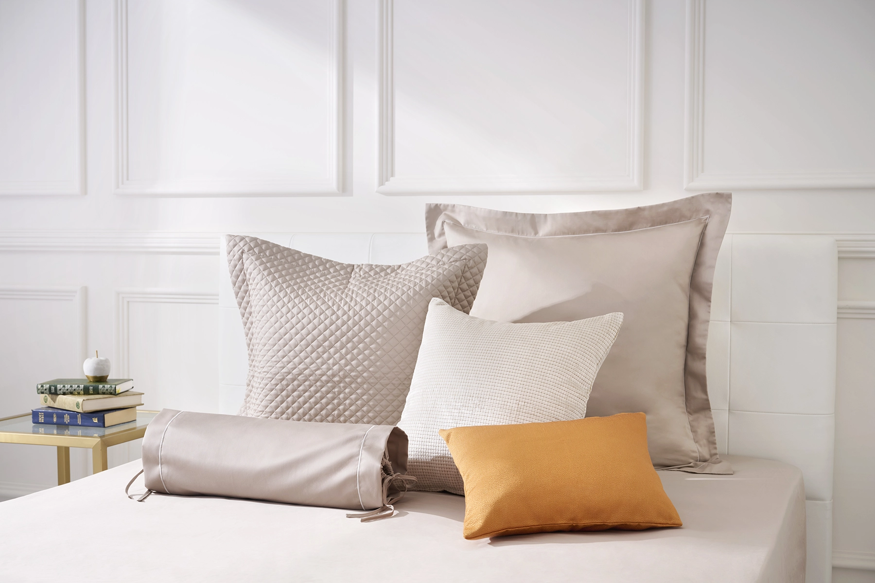 ホテルの寝室を再現するおしゃれなクッション｜ホテルライクインテリア公式