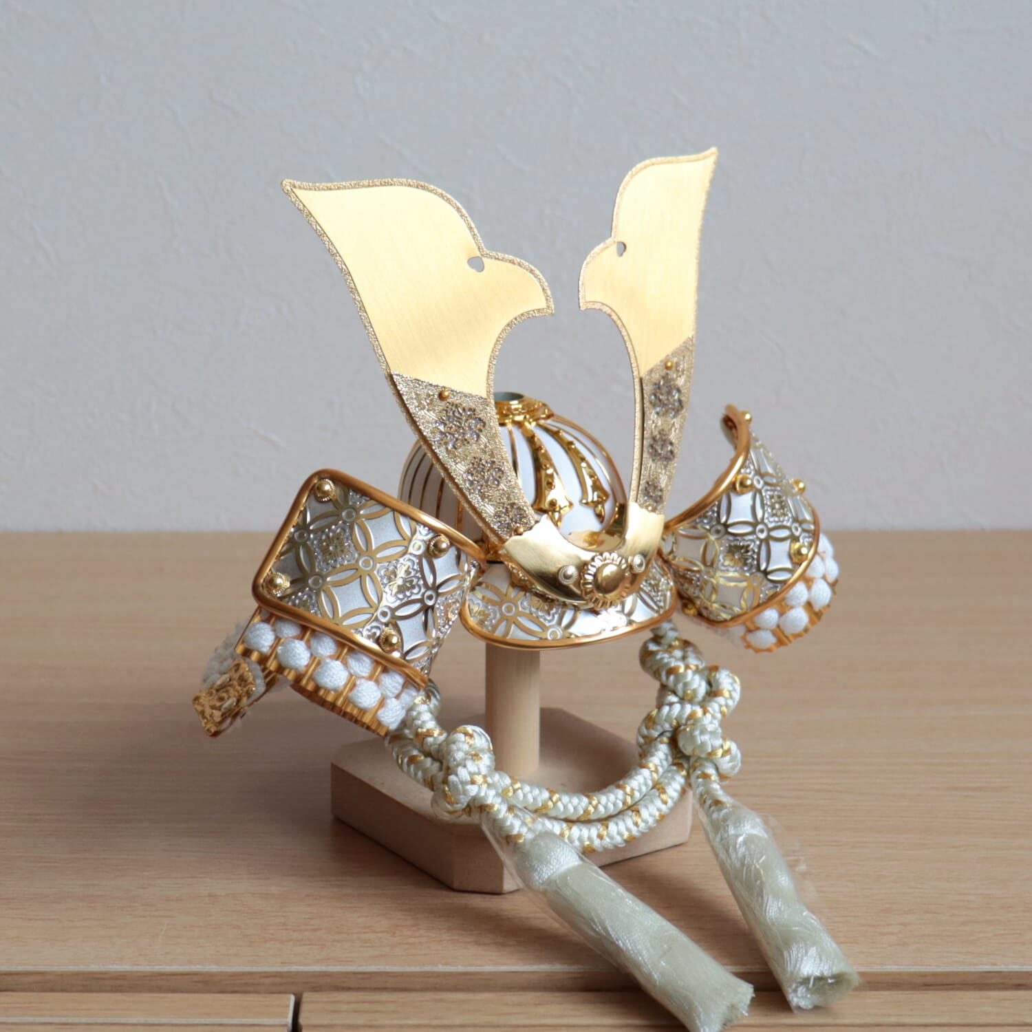 五月人形 ケース飾り 兜 【選べる2種類】彫金七宝兜 ゴールド&シルバー