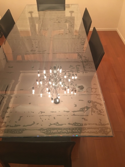 カッシーナのテーブルに厚手のサイズオーダーの透明マットを敷く写真集