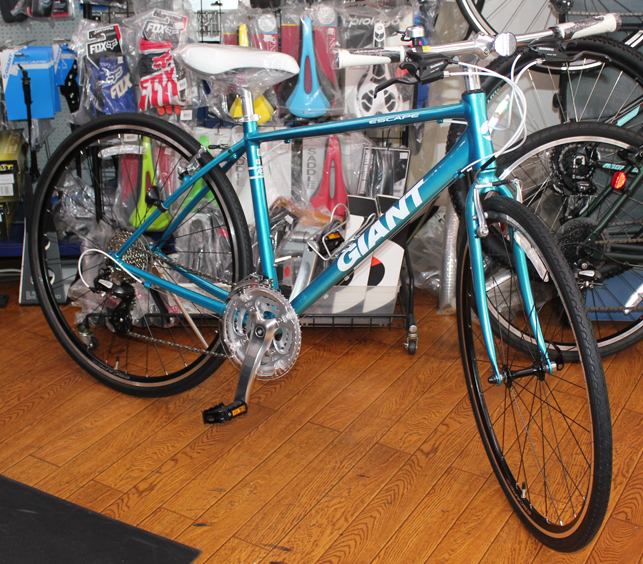 GIANTのクロスバイクESCAPE R3が入荷いたしました。