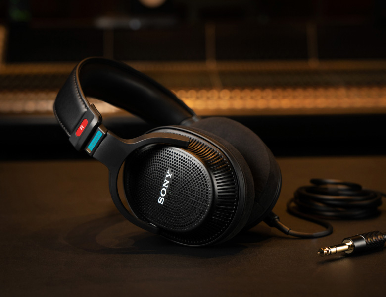 立体音響時代の新たなモニターヘッドホン スタジオの音響空間を再現