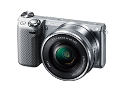 NFCでワンタッチ転送、高画質・高性能を凝縮 ミラーレス一眼カメラ α(R