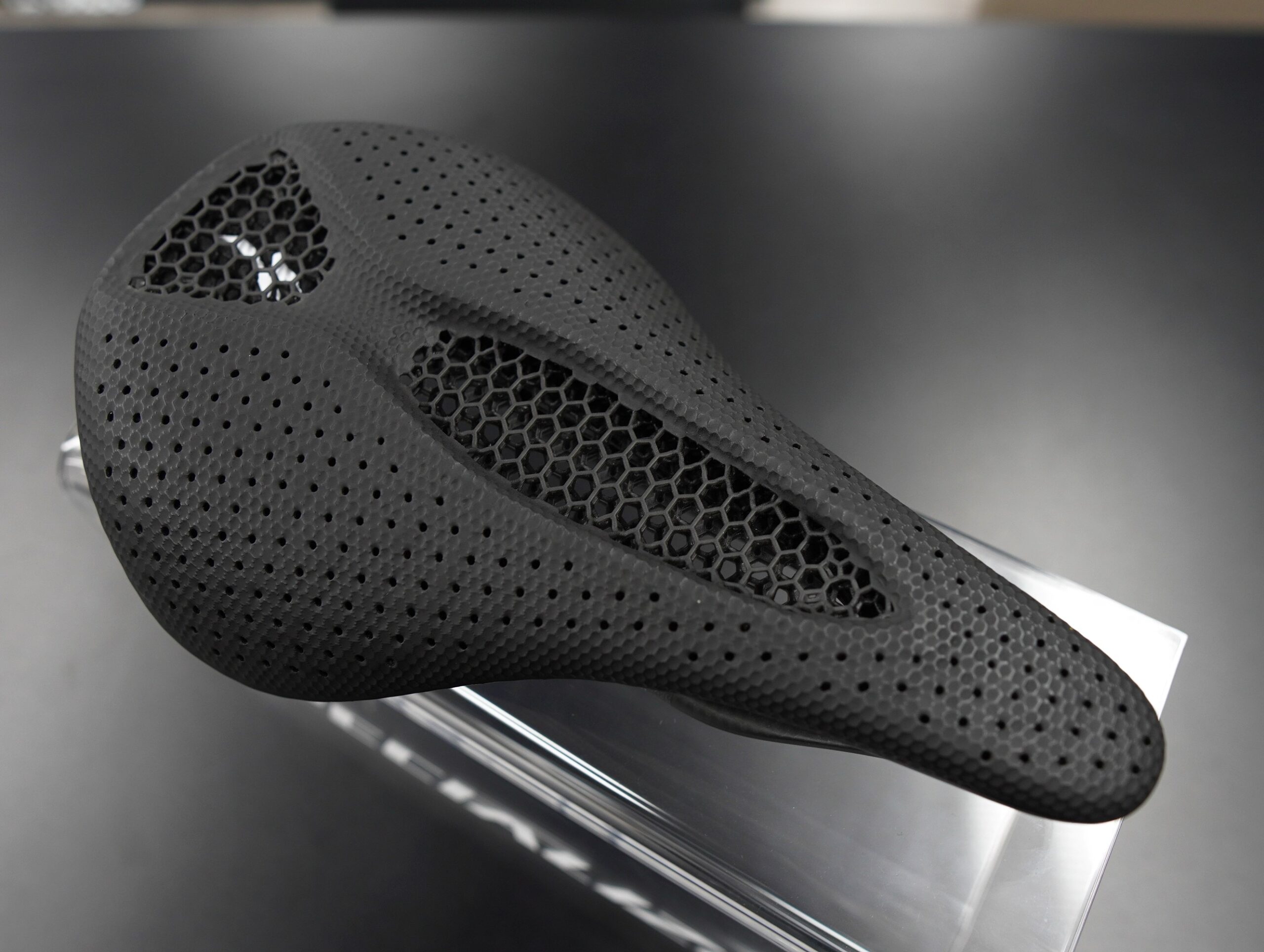 極上の座り心地！MIRRORサドルのPOWERとROMIN 143サイズが再入荷