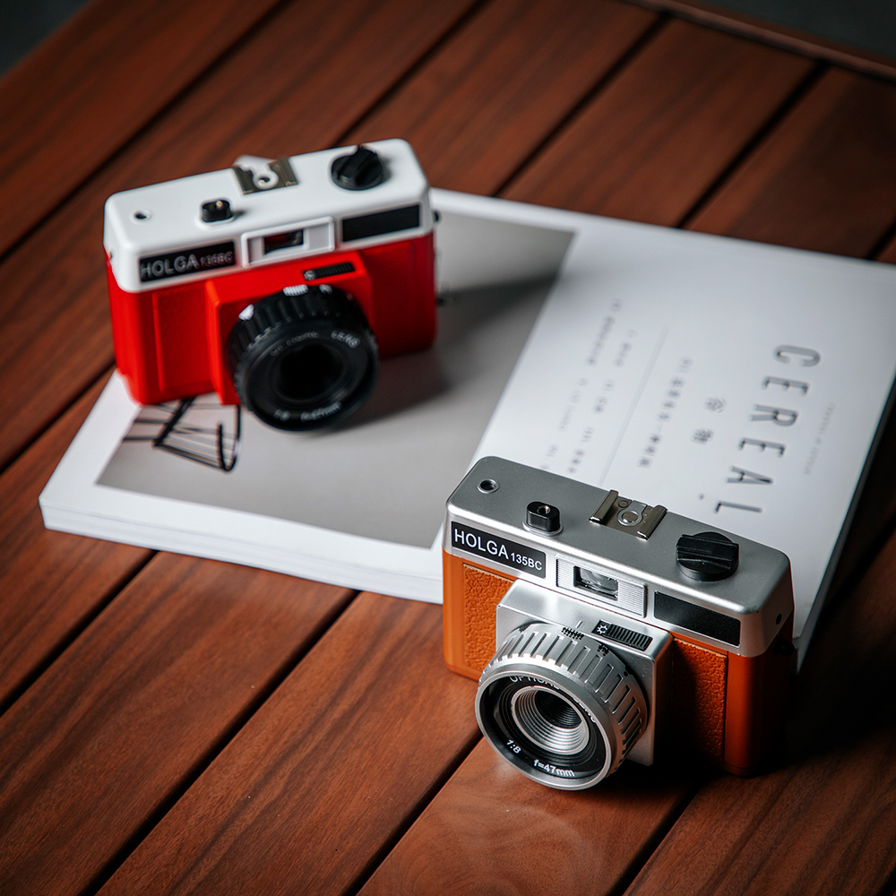 H-135 BC レッド/ホワイト｜Holga（ホルガ）クラシックでカラフルな