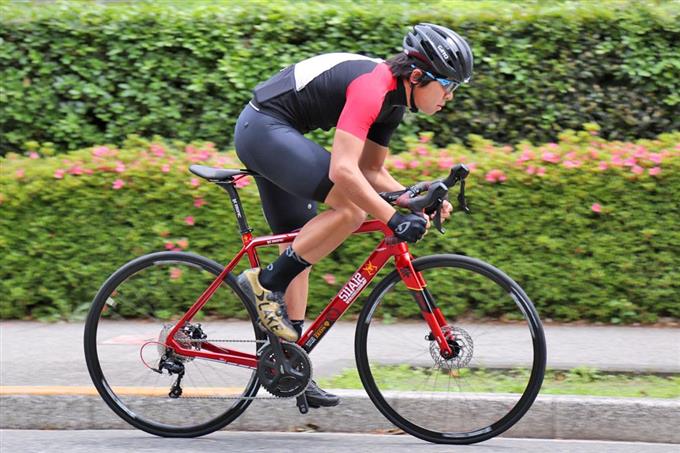 ZEONIC社製『シャア専用』ロードバイク」は総合点の高い真紅のディスク