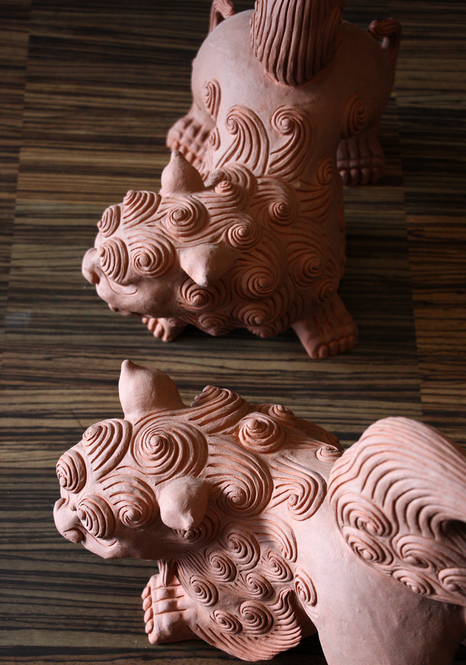 魔除け獅子「伏せシーサー」（中） 作 新垣信一