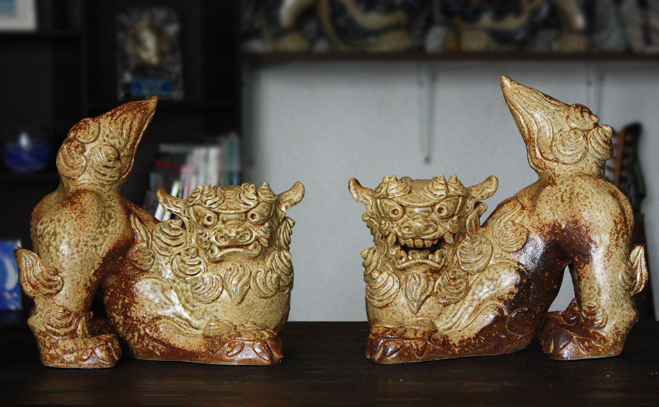 黄金色伏せ横シーサー H25 作宮城勝人