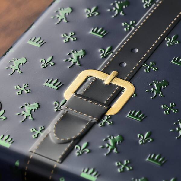 カルディ「トランク缶」発売、旅行鞄の缶にチョコを詰めあわせ「KALDI