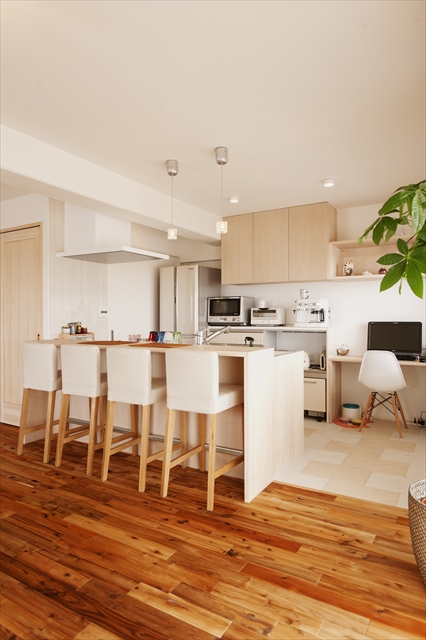 キッチンとダイニングをつなぐLDKの主役。 食事もできる「キッチン