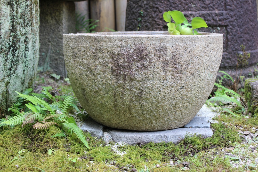 臼水鉢（古）の製品案内愛知県岡崎市の石灯篭・水鉢蹲など石材製品の