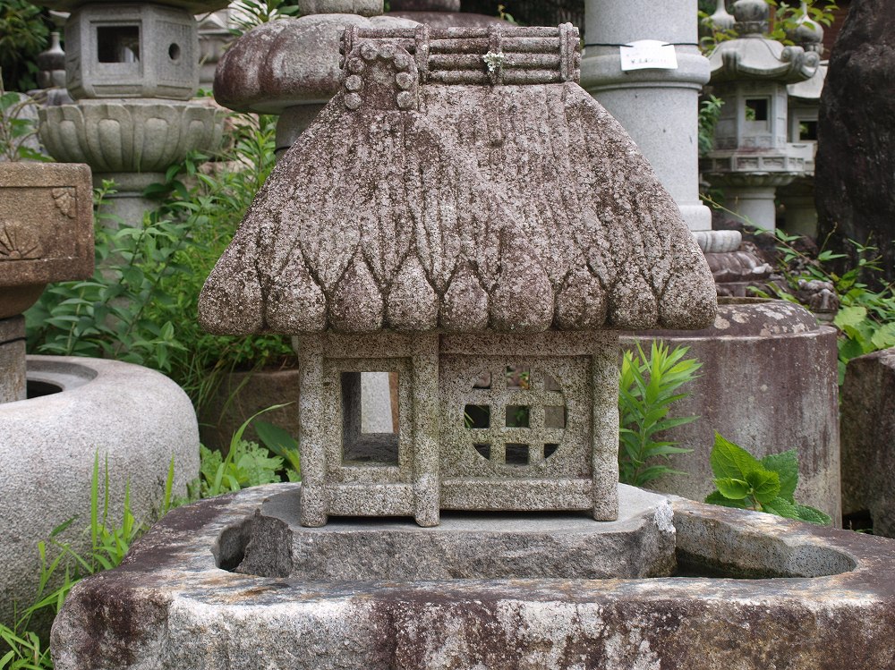 天然自然石・扇型石灯篭・オブジェ・坪庭灯篭・足元灯篭】庭石・置物