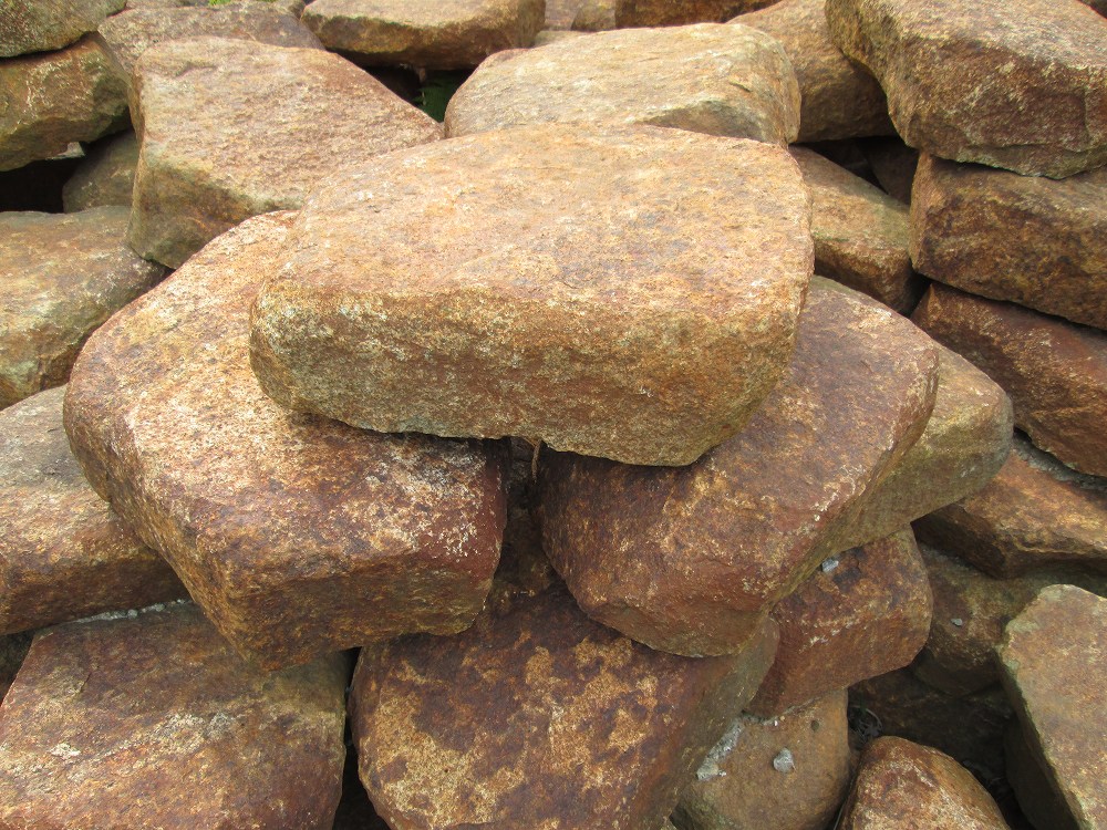 飛び石 甲州鞍馬石の製品案内愛知県岡崎市の石灯篭・水鉢蹲など石材