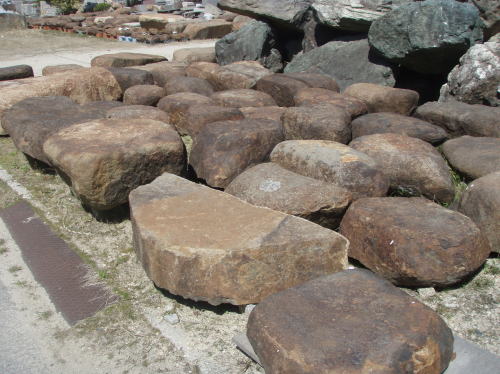 沓脱石 本鞍馬石の製品案内愛知県岡崎市の石灯篭・水鉢蹲など石材製品