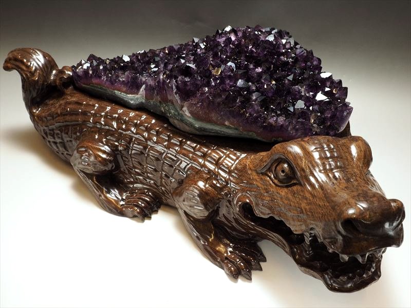 ☆迫力の巨大木彫り台座付きアメジストクラスター！☆激レア鰐彫り台座