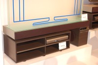 シャープ、液晶テレビと連動動作する“AQUOS”シアターラックを発売