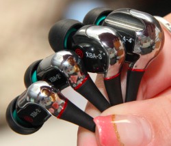 ソニー、4ドライバー機「XBA-4」など初のBA型イヤホン8機種 - PHILE WEB