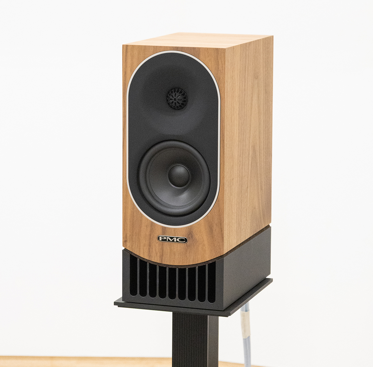 スピーカー開発の要、“低域処理”に英国の名門・PMCが出した解がこれだ