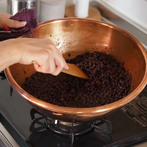 あんこ作りがお店の味に。銅鍋に新商品が加わりました！ – プロ