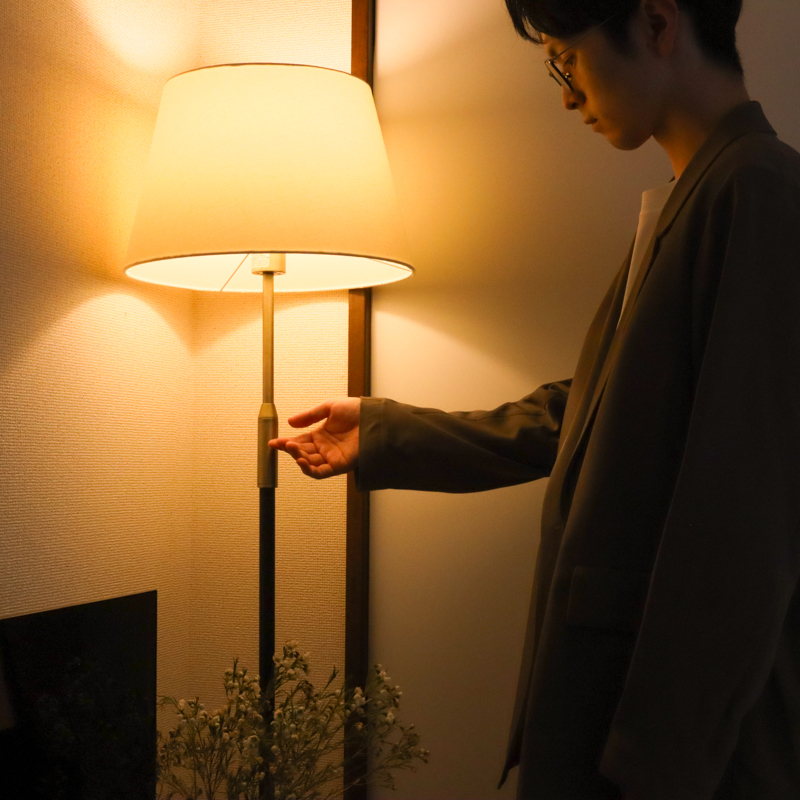 わたしの愛用品-帰宅後のくつろぎ時間が充実フロアライトDeliciaで上質