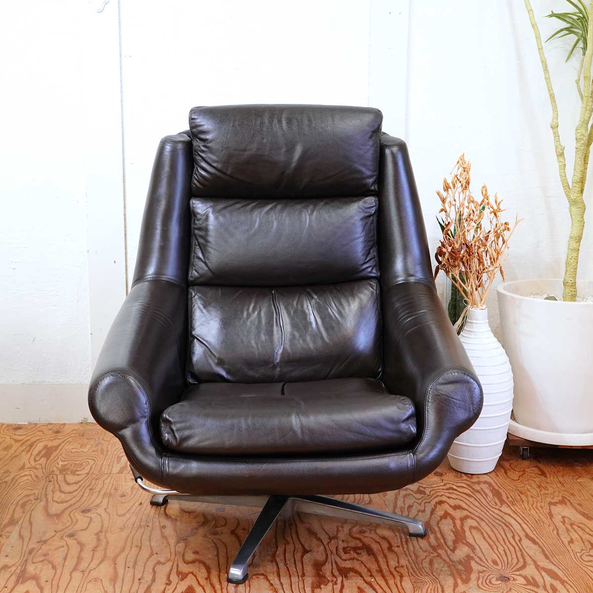 OVERMAN社 ラウンジチェア レザー 回転式 北欧 ブラック ミッド