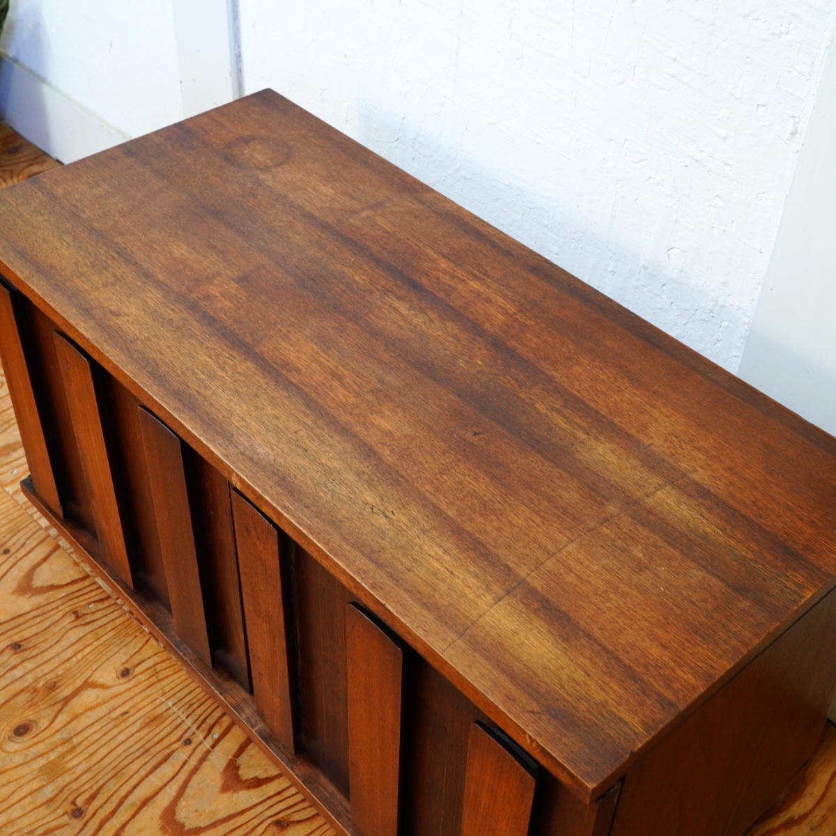 ウォールナットのキャビネット アメリカンヴィンテージ テレビボード