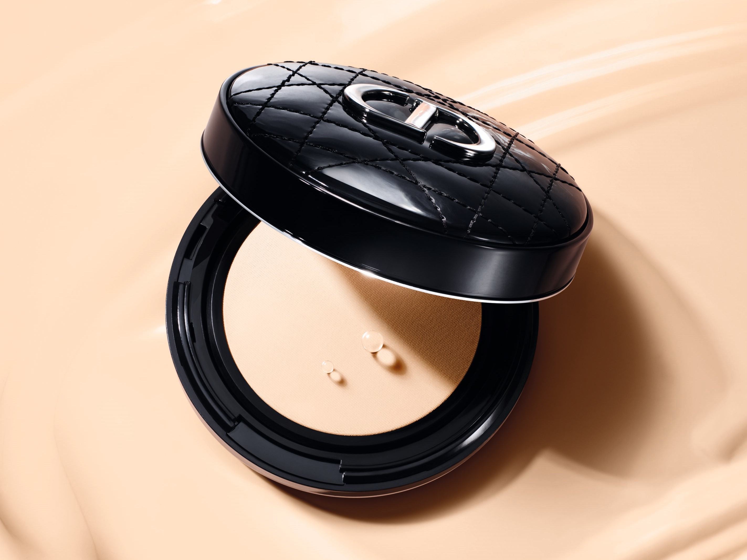 Dior〉が、新・美容液クッションファンデとハイライターを発売