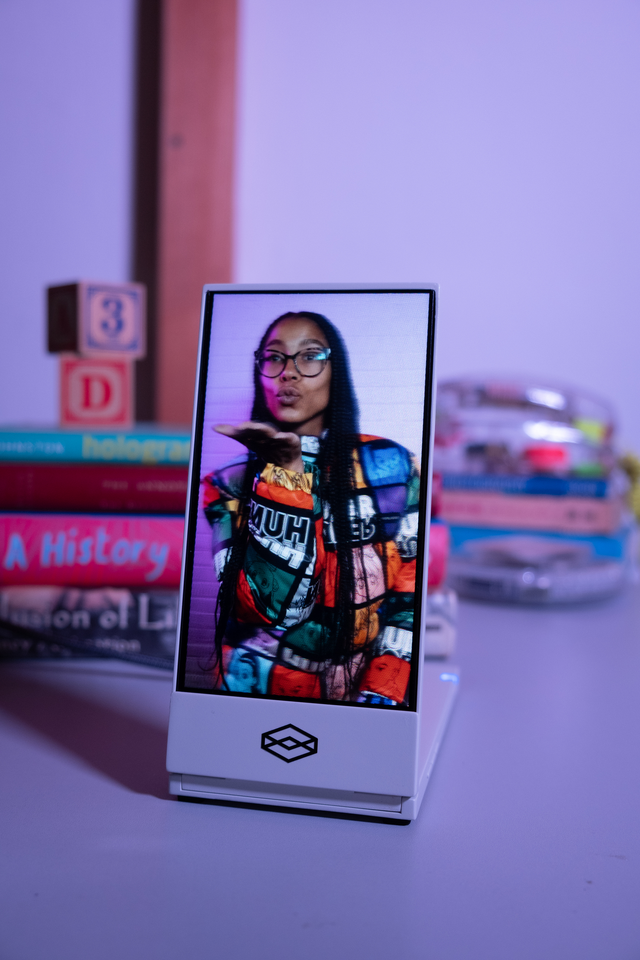 スマホサイズの裸眼3Dディスプレイ「Looking Glass Go」3万8000円で