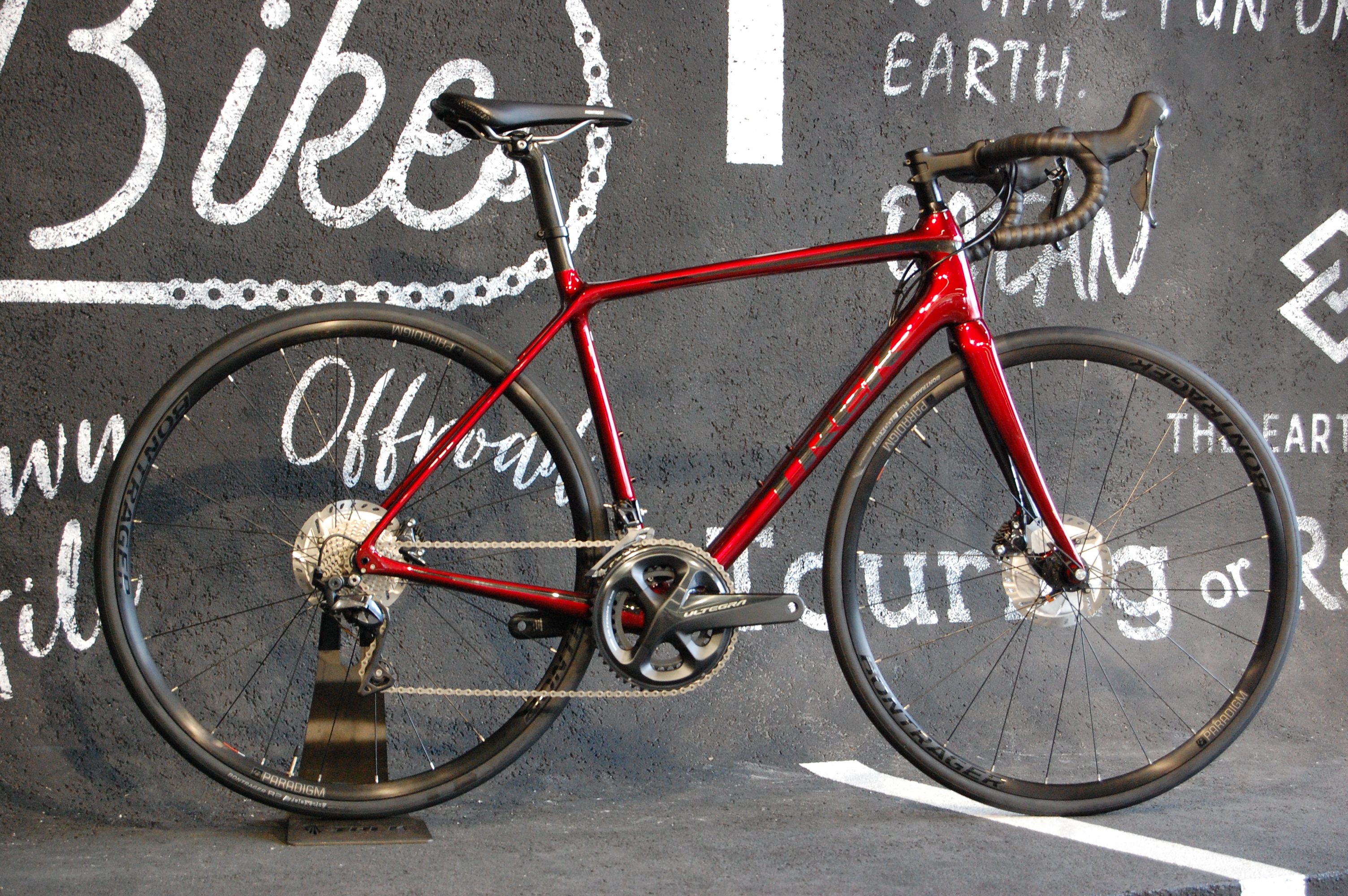 ソリッドな走りに上位グレードのドライブトレインを搭載した、軽量