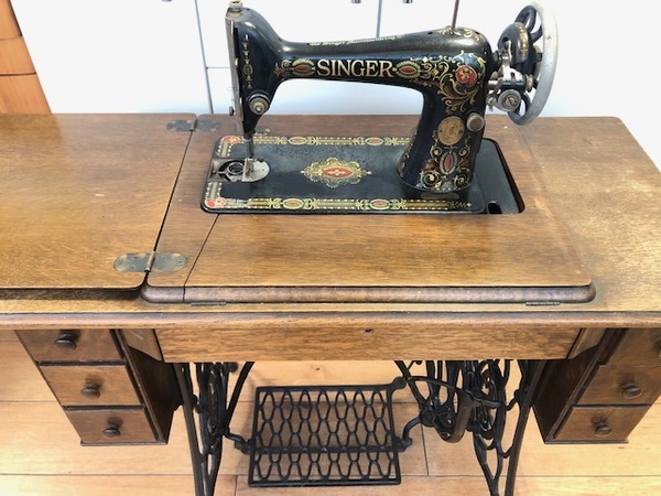 英国アンティーク。希少なアンティークミシン台が買取入荷致しました